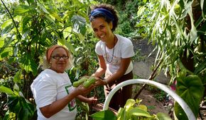 Dona Leda (l) und die Beraterin von der Organisation AS-PTA Danielle dos Santos Sanfins (34) aufgenommen am 28.10.11 in ihrem Hausgarten in Praia da Brisa, etwa 30 km von Rio de Janeiro entfernt. Sie wird bei ihrem Hausgarten diversen Fruechten, Kraeutern und Blumen beraten von der Organisation AS-PTA.Foto: Thomas Lohnes