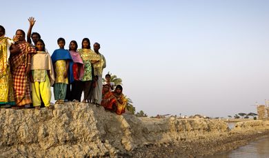 CCDB, Christian Commission for Development in Bangladesh, Kirchenorganisation, Brot fuer die Welt, Diakonie Katastrophenhilfe, Hilfsorganisation, NGO, Shyamnagar, Satkhira, Bangladesh, Klima, Klimawandel, Klimaerwaermung, European Commission Humanitarian Aid, Klimakatastrophe, Erderwaermung, Erdklima, Meeresspiegel, Ueberflutung, Ueberschwemmungen, Hochwasser, Loock Water, Landverlust, Hochwasserkatastrophe, Klimafluechtlinge, Klimafluechtlingslager, Klimaflucht, Flucht, Vertreibung, Wasser, Wasserstand, Wasserpegel, Wassermassen, Wasserflaechen, Hochwasserschutz, Dumuria, Zyklon Aila, Zyklon, Aila, Wirbelsturm, Sturm, Zerstoerung, Verwuestungen, Katastrophe, Sturmkatastrophe, Palmen, Teiche, Ganelenbecken, Fischteich, Gelekhali, Wasserstelle, Wasserpumpe, Zerstoerungen, Kinder, Ufer, Flussufer, Damm, Flussdamm, Dorfbewohner, Menschen, Klimafluechtlinge, Opfer, Klimaopfer, Abschied