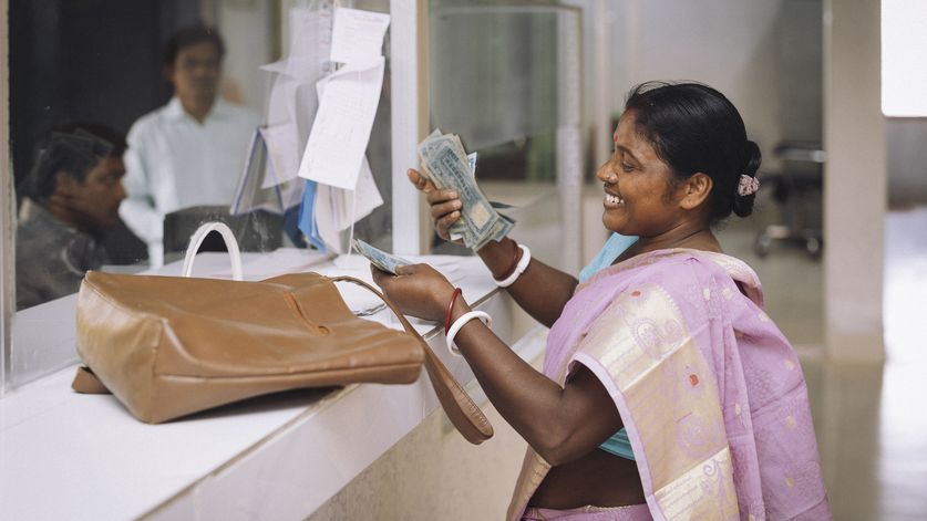 Sundori Murmu (35) zahlt Geld aus dem Rokkhagola-System ihres Dorfes bei der örtlichen Bank ein. In Rajabarihat, Godagari, Rajshahi.Projektpartner:  CCBVO - Centre for Capacity Building of Voluntary Organization