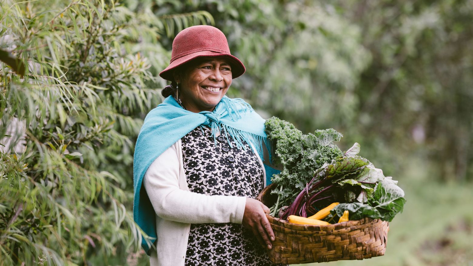 Erlinda Pillajo auf einem Feld auf ihrer Farm, der Finca EL Laurel (Loorbeerbaum)