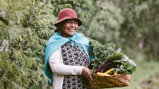 Erlinda Pillajo auf einem Feld auf ihrer Farm, der Finca EL Laurel (Loorbeerbaum)