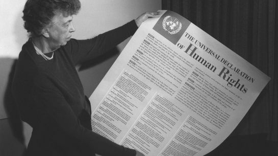 zeigt Eleanor Roosevelt 1949 mit der Allgemeinen Erklärung der Menschenrechte