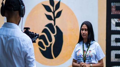 junge Frau beim Interview