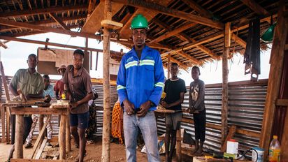 Tischler Issa Saide in seiner Werkstatt in Corrane am 6. Oktober 2025.Projektpartner: CEDES