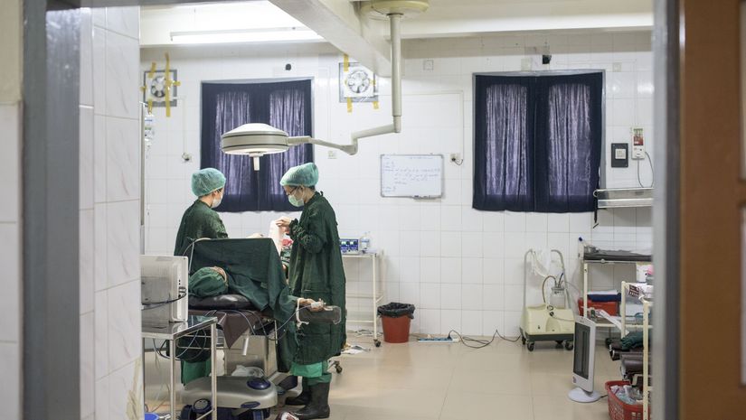 zwei Ärztinnen und eine Patientin im Operationssaal