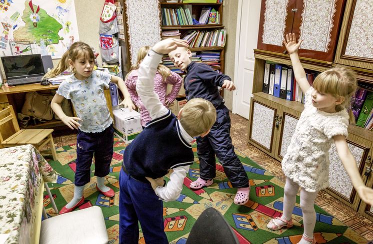 Novoye Vremya, AIDS, HIV, Jekaterinburg, Russland,HIV infizierte Kinder werden im Zentrum der Hilfsorganisation "Novoye Vremya" in Jekaterinburg unter bewegungspaedagogischen Anleitung von Saschida Chalikowa (l.) betreut.