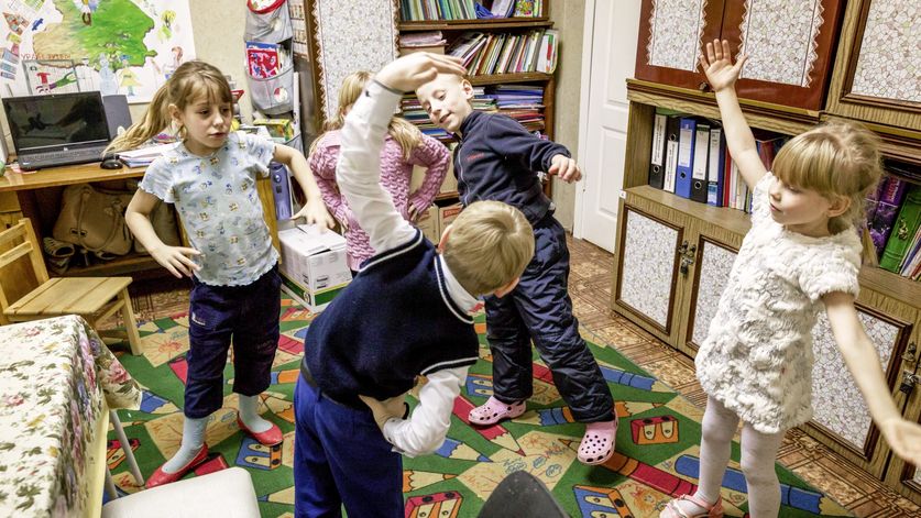 Novoye Vremya, AIDS, HIV, Jekaterinburg, Russland,HIV infizierte Kinder werden im Zentrum der Hilfsorganisation "Novoye Vremya" in Jekaterinburg unter bewegungspaedagogischen Anleitung von Saschida Chalikowa (l.) betreut.