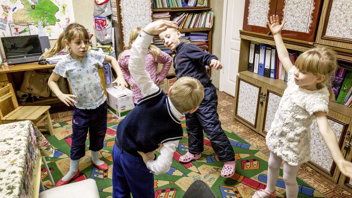 Novoye Vremya, AIDS, HIV, Jekaterinburg, Russland,HIV infizierte Kinder werden im Zentrum der Hilfsorganisation "Novoye Vremya" in Jekaterinburg unter bewegungspaedagogischen Anleitung von Saschida Chalikowa (l.) betreut.