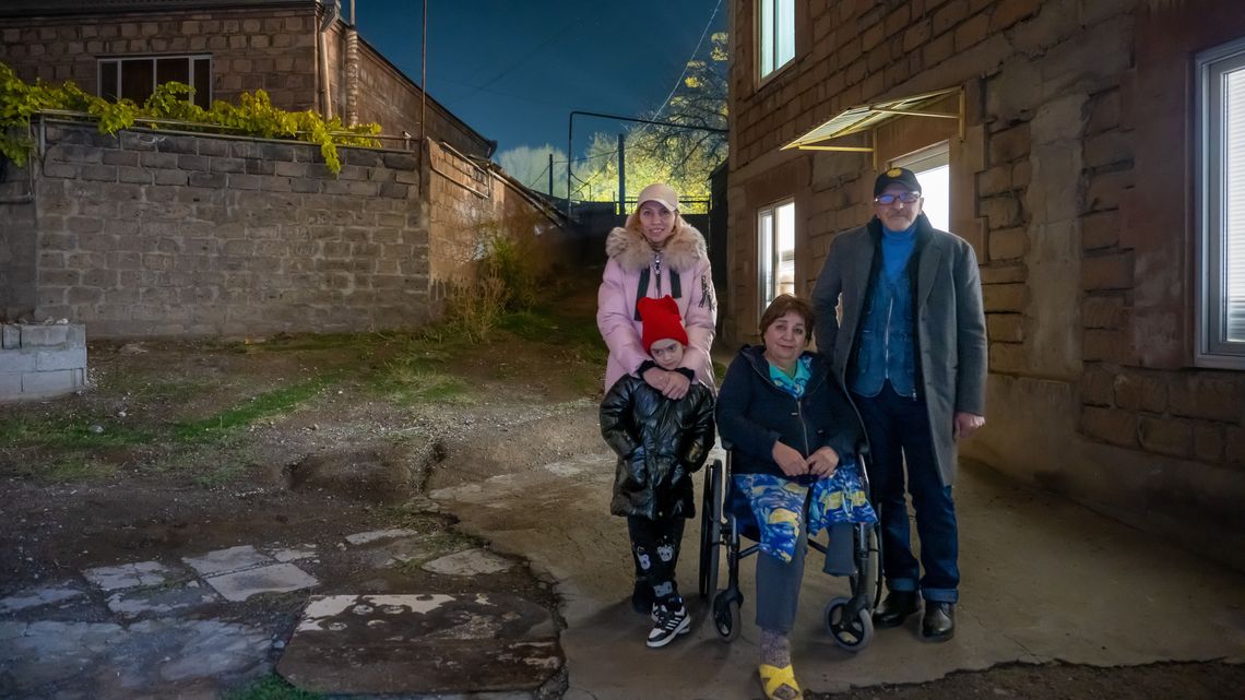 Familie Harutunyan vor ihrem neuen Zuhause