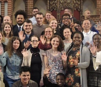 Gruppenfoto der Stipendiaten in einer Kirche