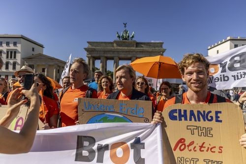 Brot für die Welt demonstriert beim Globalen Klimastreik unter dem Motto:
 #EndFossilFuels