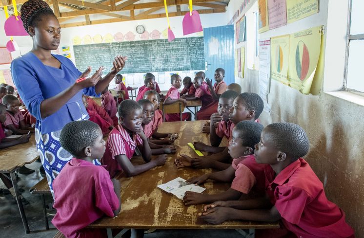 Lehrerin Memory Mutemeri unterrichtet die vierte Klasse der Grundschule. In ihrer Klasse sind 48 Kinder. Sie gilt als nette Lehrerin, weil sie - anders als manche Kollegen - die Schüler nicht schlägt.Im Osten Simbabwes (Provinz Mashonaland East, Distrikt Mudzi) liegt die Nyamuwanga Primary School. Hier lernen behinderte und nichtbehinderte Kinder gemeinsam.Die Nichtregierungsorganisation "Jairos Jiri Association" engagiert sich in Simbabwe für Menschen mit Behinderungen. Sie betreibt diverse Schulen auf dem Land und in der Hauptstadt Harare, um Kindern und Jugendlichen mit Behinderung Zugang zu Bildung zu ermöglichen. Foto: Helge Bendlwww.helgebendl.comAlle Rechte vorbehalten / All rights reserved.