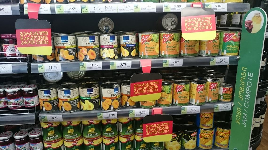 Bekanntes Dosenobst in einem georgischen Supermarkt