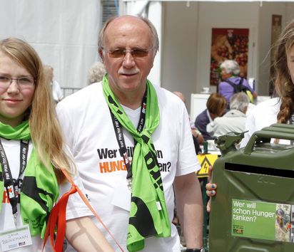 Jugendliche mit Spendenboxen aus Metallkanistern