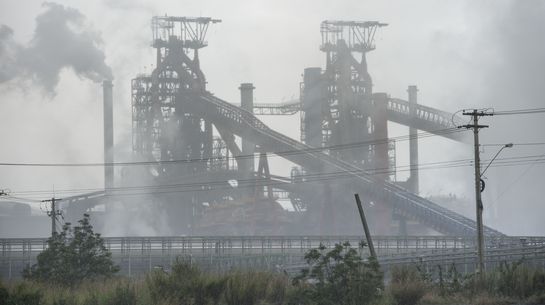 Ein Stahlwerk im Dunst der eigenen Abgase