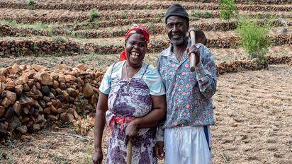 Gift Dirani (65) und seine Frau Evelyn (61) leben mit 5 ihrer 11 Kinder und 3 Enkelkindern auf ihrem Hof in Nyanyadzi, Chimanimani an der Ostgrenze Simbabwes. Die Region hat eine schwere Dürre erlebt und ist vom Klimawandel stark betroffen. Dadurch sind die Kleinbauern von großen Verlusten bei der Ernte und dem Viehbestand bedroht.Projektpartner: Towards Sustainable Use of Resources Organisation (TSURO)
