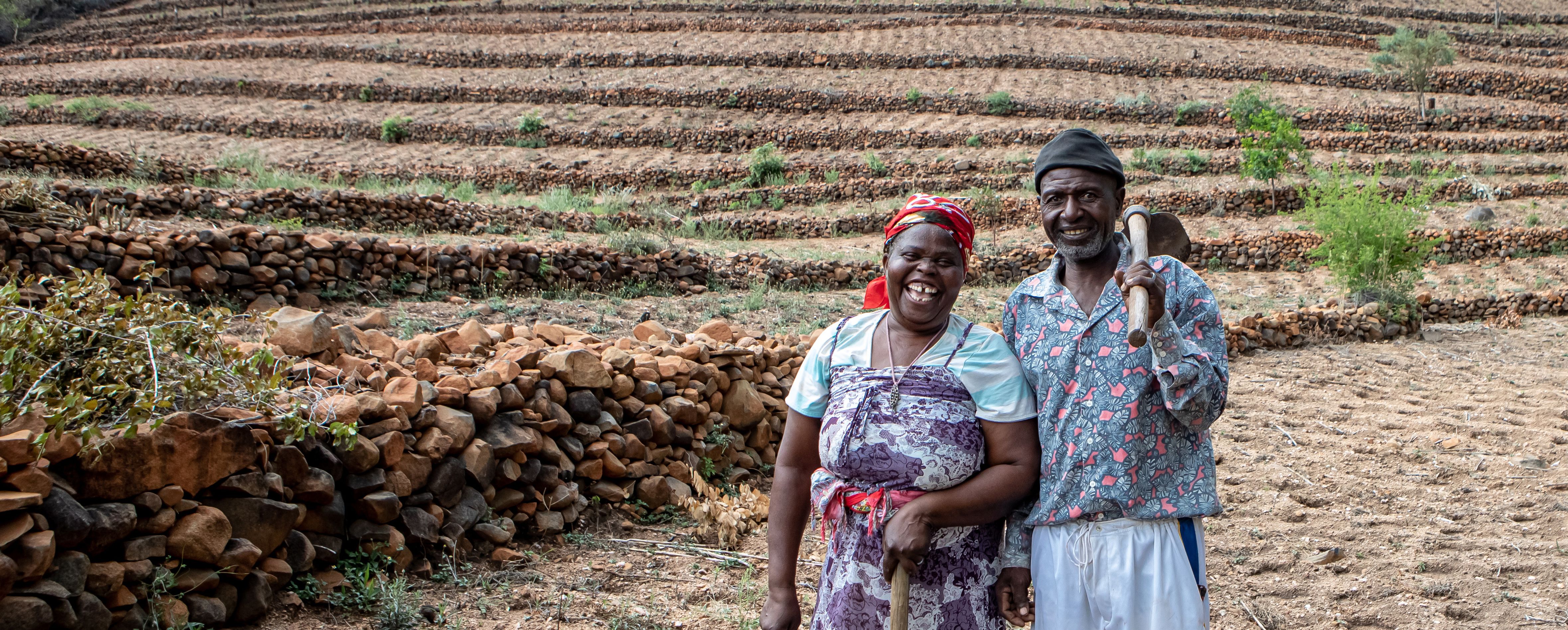 Gift Dirani (65) und seine Frau Evelyn (61) leben mit 5 ihrer 11 Kinder und 3 Enkelkindern auf ihrem Hof in Nyanyadzi, Chimanimani an der Ostgrenze Simbabwes. Die Region hat eine schwere Dürre erlebt und ist vom Klimawandel stark betroffen. Dadurch sind die Kleinbauern von großen Verlusten bei der Ernte und dem Viehbestand bedroht.Projektpartner: Towards Sustainable Use of Resources Organisation (TSURO)