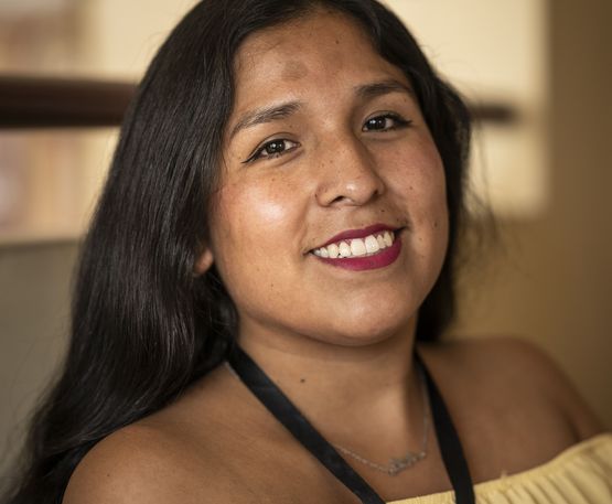 Sie hat das erste Begegnungshaus für Transsexuelle in Cochabamba gegründet und ist eine der Sprecherinnen der Trans-Gemeinschaft an der Universität und in der Öffentlichkeit. Regelmäßig nimmt sie an Tagungen teil und leitet Workshops, manchmal wird sie sogar ins Ausland eingeladen.Projektpartner: Das Institut für menschliche Entwicklung (Instituto para el Desarrollo Humano - IpDH) begann als Anlaufstelle für HIV-Positive, die vom bolivianischen Staat damals komplett vernachlässigt wurden. Heute steht neben der Prävention, der medizinischen Behandlung und psychologischen Begleitung von Menschen mit HIV die Verteidigung der Grundrechte sexuell diverser Menschen im Mittelpunkt der Arbeit.