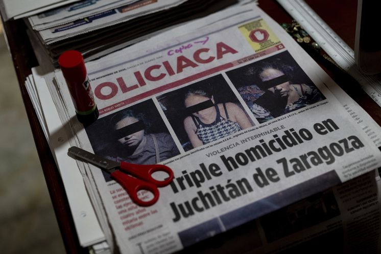 Oaxaca, Mexiko, 20.11.2025: Blick auf Zeitungsausschnitte im Büro von Consorcio, welche das tägliche Grauen der Gewalt gegen Frauen und Kinder zeigen. Die Berichterstattung über die Taten wird vom BfdW Partner Consorcio akribisch dokumentiert.