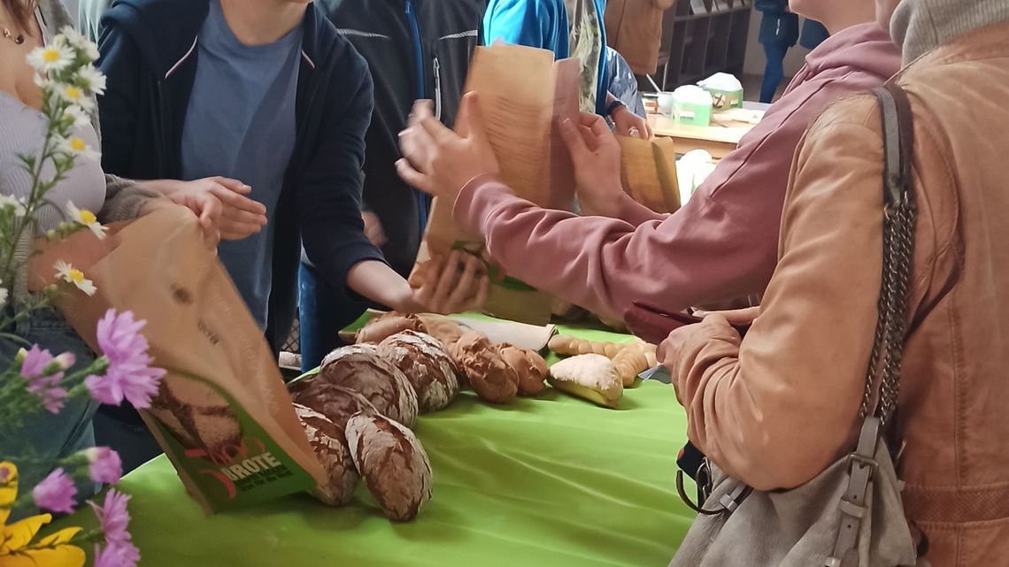 Brot werden verteilt.