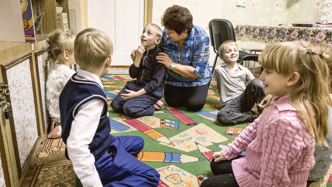 Novoye Vremya, AIDS, HIV, Jekaterinburg, Russland,HIV infizierte Kinder werden im Zentrum der Hilfsorganisation "Novoye Vremya" in Jekaterinburg unter paedagogischen Anleitung von Saschida Chalikowa (l.) betreut.