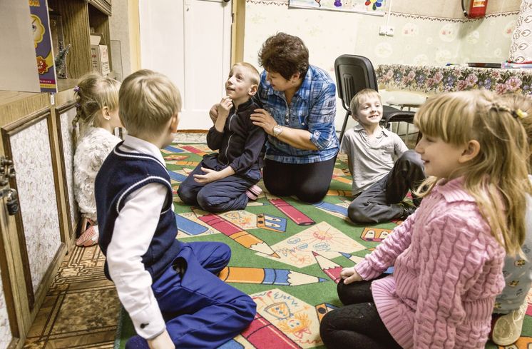 Novoye Vremya, AIDS, HIV, Jekaterinburg, Russland,HIV infizierte Kinder werden im Zentrum der Hilfsorganisation "Novoye Vremya" in Jekaterinburg unter paedagogischen Anleitung von Saschida Chalikowa (l.) betreut.