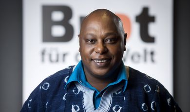 DEU, Deutschland, Berlin, 27.11.2014:  Maina Kiai spricht auf der Veranstaltung von Brot für die Welt und der DeutschenGesellschaft für die Vereinten Nationen unter dem Titel: Welche Räume bleiben fürzivilgesellschaftliches Engagement?Globale Trends, Erfahrungen aus Asien,HandlungsmöglichkeitenMit: Dr. Julia Durchow, Leiterin des Referats Menschenrechte und Frieden, Brot für die Welt, Dr. Beate Wagner, Generalsekretärin der Deutschen Gesellschaft für die Vereinten Nationen, Maina Kiai, Sonderberichterstatter für Versammlungs und Vereinigungsfreiheit der Vereinten Nationen und Basil Fernando, Gründer undProgrammdirektor der Asian Human Rights Commission, Träger des AlternativenNobelpreises 2014.(Hermann Bredehorst/Brot für die Welt)|November. 27. 2014, Germany, Berlin, Berlin : Basil Fernando, Maina Kiai |