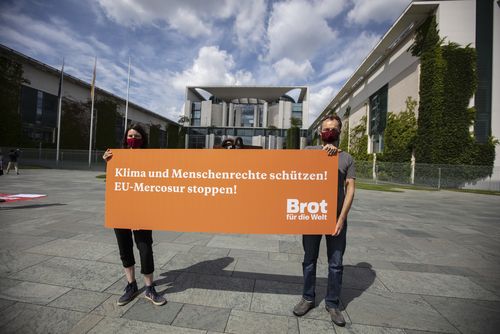Brot für die Welt demonstriert vor Kanzleramt gegen EU-Mercosur-Abkommen Brot für die Welt demonstriert vor Kanzleramt gegen EU-Mercosur-Abkommen