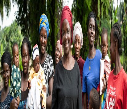 Dorfberaterin Kgoghomou Koububa mit einer Gruppe von Frauen