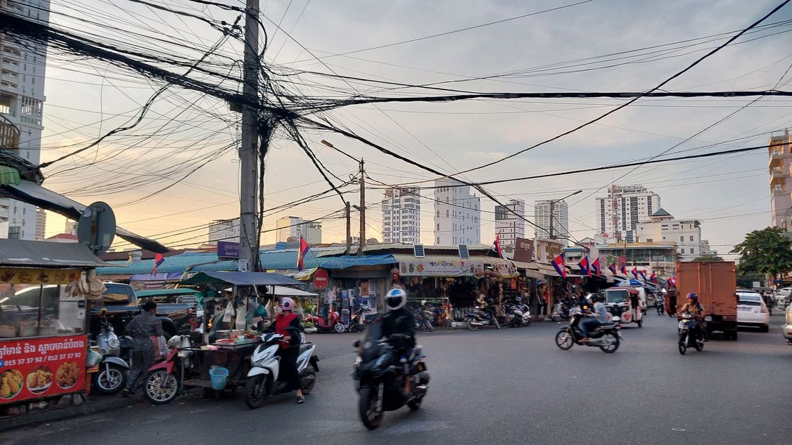 Tuol Tumpoung Markt in Phnom Penh bei Sonnenuntergang