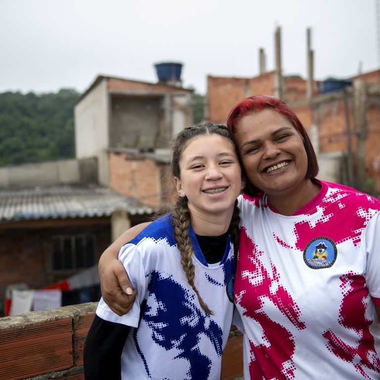 Maria Eduarda de Almeida Barbosa (genannt "Duda", 12 Jahre), Fussballerin im Projekt Piratinha, zu Hause mit Jane Meire da Silva (Mediatorin/Projektleiterin im Projekt Piratinha).Projektpartner: Açao Educativa - AE
