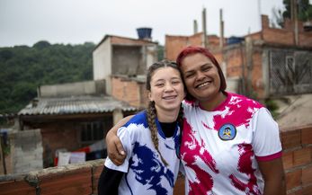 Maria Eduarda de Almeida Barbosa (genannt "Duda", 12 Jahre), Fussballerin im Projekt Piratinha, zu Hause mit Jane Meire da Silva  (Mediatorin/Projektleiterin im Projekt Piratinha).Projektpartner: Açao Educativa - AE