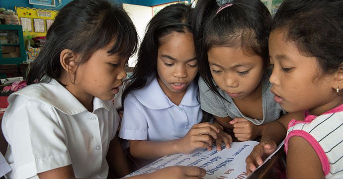 Gruppenarbeit: Karylle Occeñola mit Mitschülern der dritten Klasse ihrer Grundschule im Ort Canlandog. Projektpartner: Quidan Kaisahan