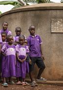 SchÃ¼ler*innen an einem von ACORD gebauten Wassertank in einer staatlichen Schule im Distrikt Rwampara.Projektpartner: ACORD - Agency for Cooperation in Research and Development