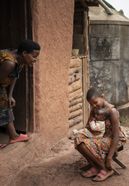 Die 13-jÃ¤hrige Immaculate Amatwire hÃ¤lt ihren drei Monate alten kleinen Bruder Levison Kamugiso im Arm, und ihre Mutter Joy Kamusiime (38) in ihrem Haus im Dorf Kikunda 1 im Distrikt Rwampara im Westen Ugandas. Projektpartner: ACORD - Agency for Cooperation in Research and Development