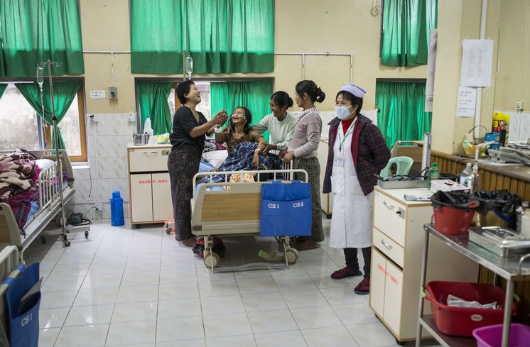 Myanmar, Gesundheit, Haus, Krankenhaus, Krank, Krankenbett, Arzt, Operation, Untersuchung, Medizin