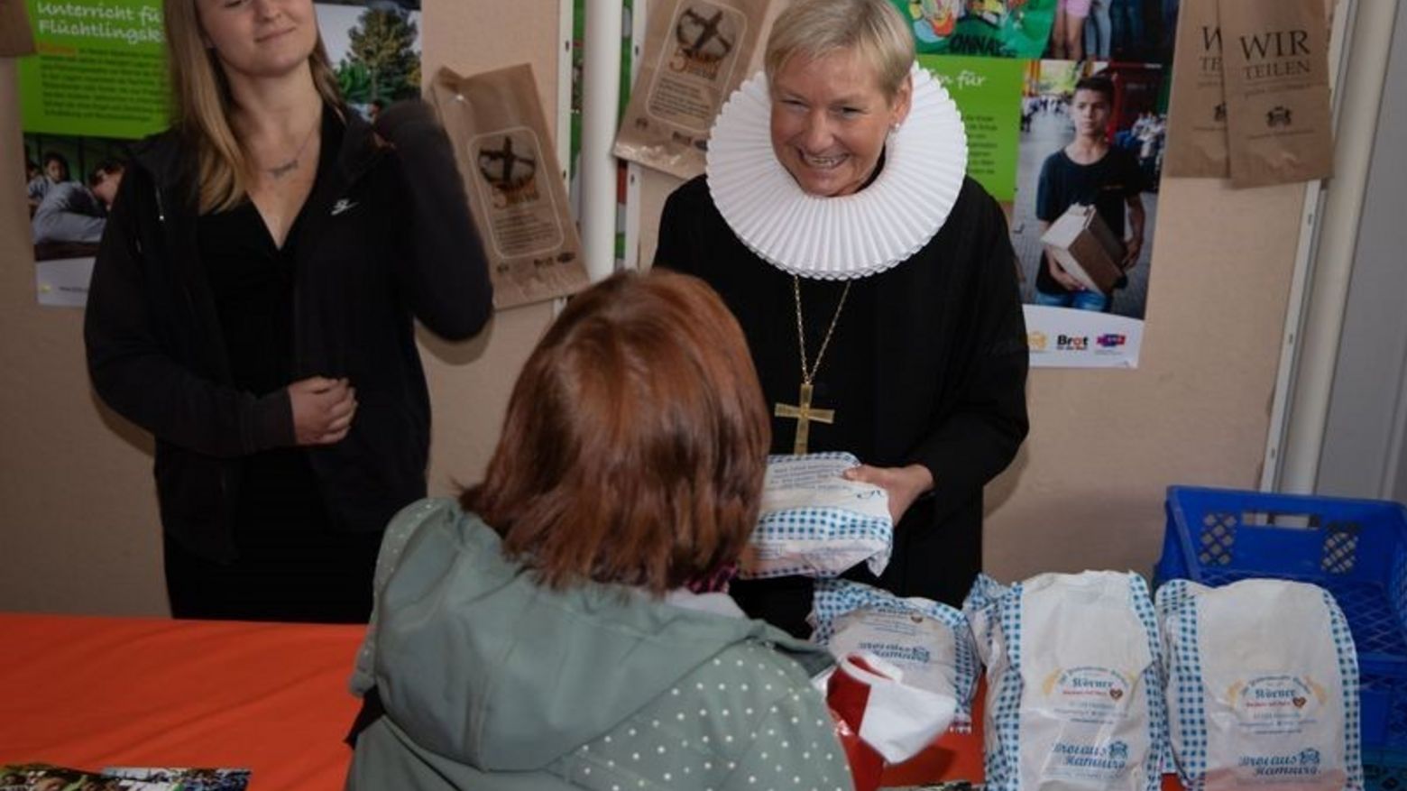 Bischöfin Kirsten Fehrs verteilt Brote für Brot für die Welt.