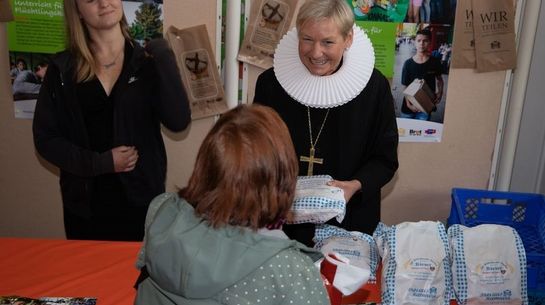 Bischöfin Kirsten Fehrs verteilt Brote für Brot für die Welt.