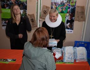 Bischöfin Kirsten Fehrs verteilt Brote für Brot für die Welt.