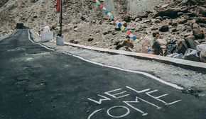 Asphaltstraße in Leh, Ladakh, Indien