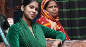 Huma 17, und ihre Mutter, Nargis 40, sie leben im Settlement LNJP Colony, in Delhi. Aufgenommen am 22.11.2017 , Ankur betreibt in diesem Slum ein Projekt zum Thema Lesen und Schreiben an dem auch Huma teilnimmt. - Projektpartner Ankur – Society forAlternatives in Education