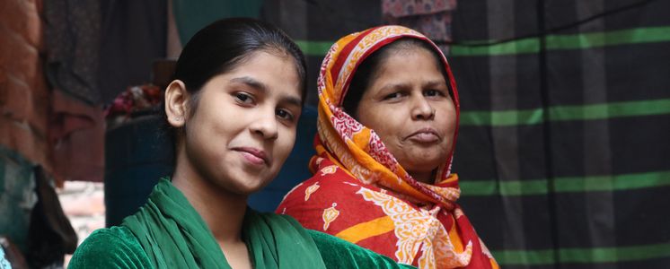 17-year-old Huma lives with her mother Nargis in a New Delhi slum. 