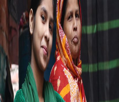 Huma 17, und ihre Mutter, Nargis 40, sie leben im Settlement LNJP Colony, in Delhi. Aufgenommen am 22.11.2017 , Ankur betreibt in diesem Slum ein Projekt zum Thema Lesen und Schreiben an dem auch Huma teilnimmt. - Projektpartner Ankur – Society forAlternatives in Education