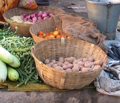 Stand eines Marktes in Indien mit Gemüse und totem Fisch