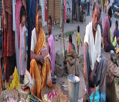 Stand eines Marktes in Indien mit Gemüse und totem Fisch