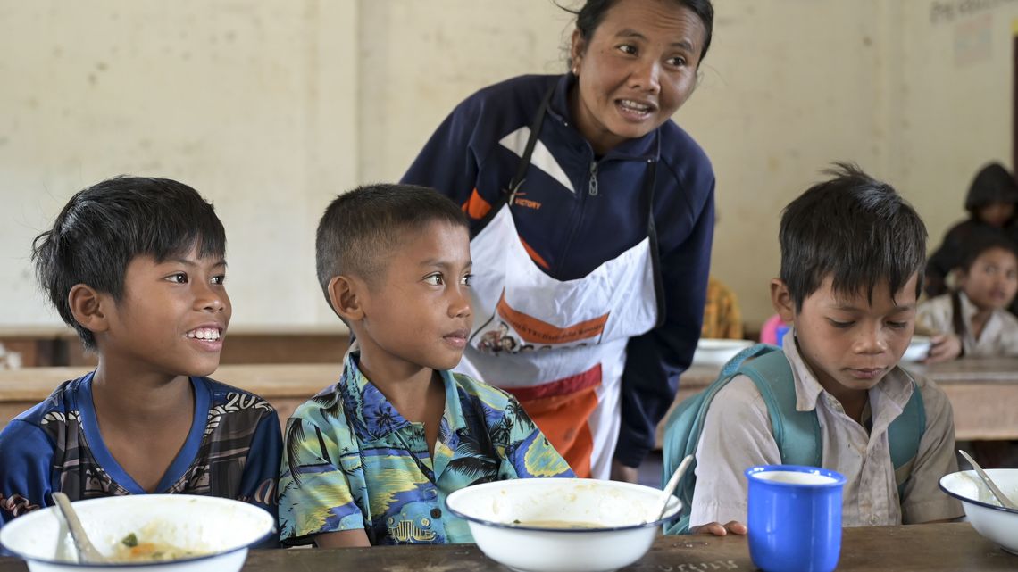 Mitouna, 9 Jahre, mit seiner Mutter Frau Enang Khaikeo "Me Noy" beim Schulessen, das die Dorfbewohner für die Kinder kochen.Projektpartner:  ACD - Association for Community Development