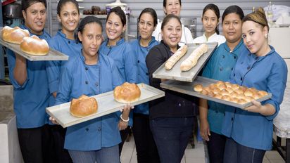 Elmer Malara (30), Ruth Rosales (18), Carolina Martinez (24), Eva Alvarenga (22), Deisy Gomez (25), Beatriz Ramirez (Lehrerin, 28 Jahre), Zulma Mendez (46), Ana Bruno (19), Silvia Pinera (29), Lisseth Rivas (25) im Workshop Bäckerei und Konditorei (Taller Panaderia y Reposteria) im Zentrum von SSPAS (Asociacion Corporacion de La Pasion – Servicio Social Pasionista)