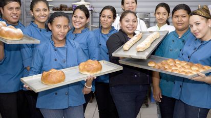 Elmer Malara (30), Ruth Rosales (18), Carolina Martinez (24), Eva Alvarenga (22), Deisy Gomez (25), Beatriz Ramirez (Lehrerin, 28 Jahre), Zulma Mendez (46), Ana Bruno (19), Silvia Pinera (29), Lisseth Rivas (25) im Workshop Bäckerei und Konditorei (Taller Panaderia y Reposteria) im Zentrum von SSPAS (Asociacion Corporacion de La Pasion – Servicio Social Pasionista)