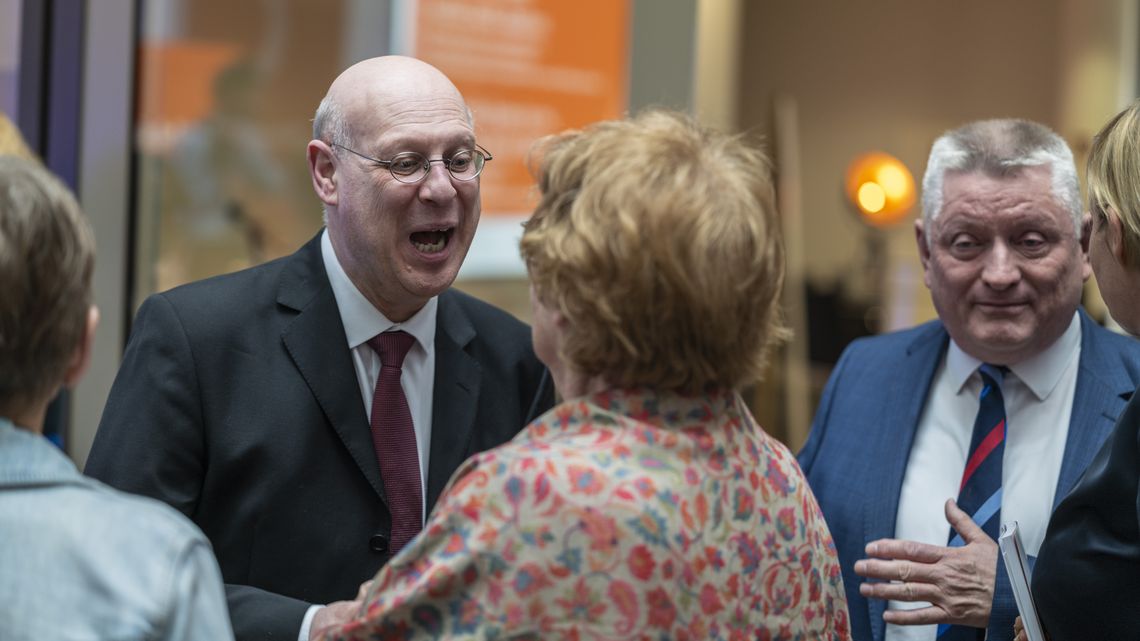 Besucher beim Festakt
