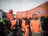 Brot für die Welt unterstützt die Demo mit großen Plakaten. 